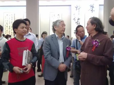 中央美術(shù)學院進修時與劉正成老師、原中國書法家協(xié)會主席張海先生在一起觀展